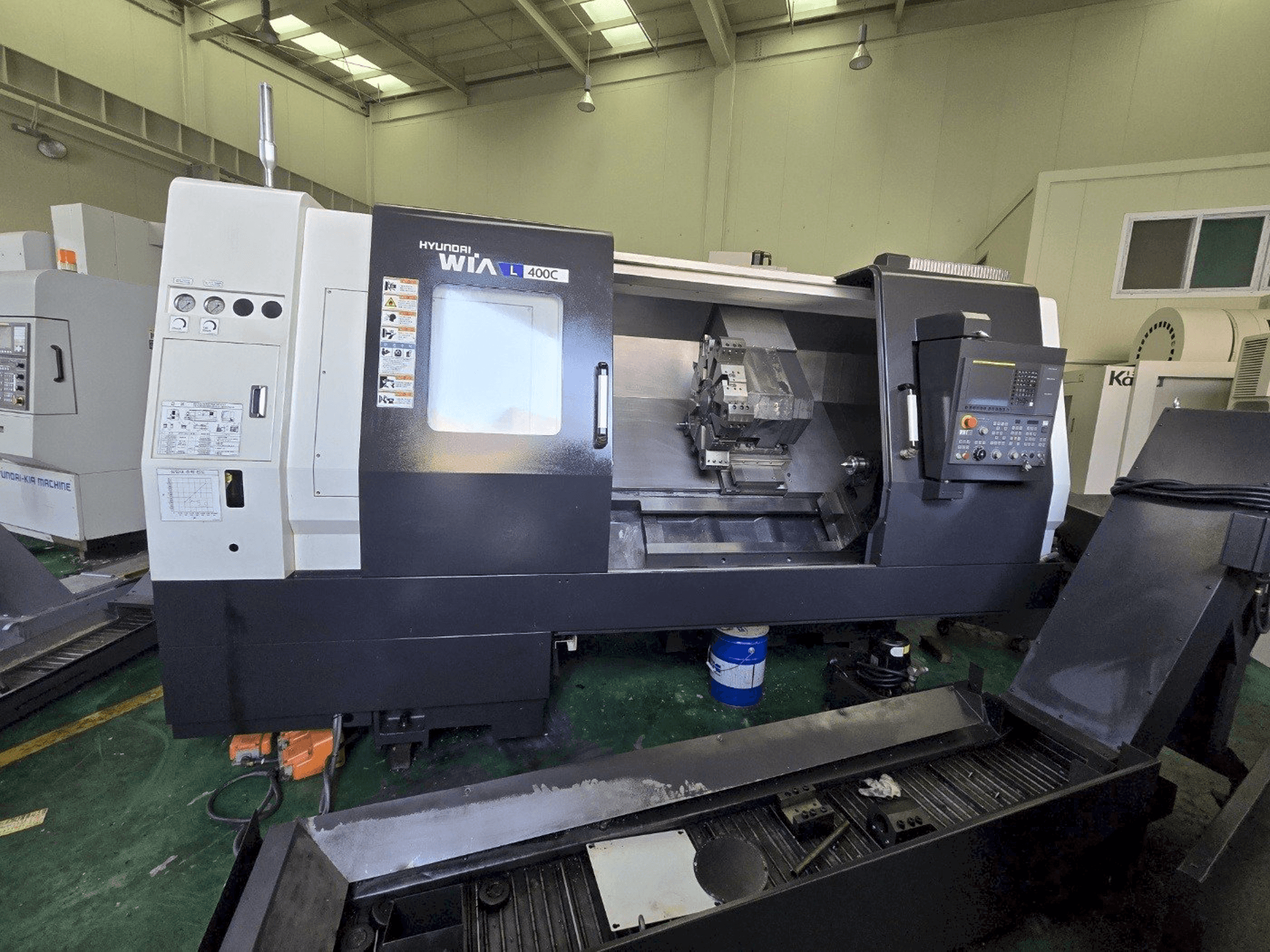 Frontansicht der Hyundai Wia L400C Maschine