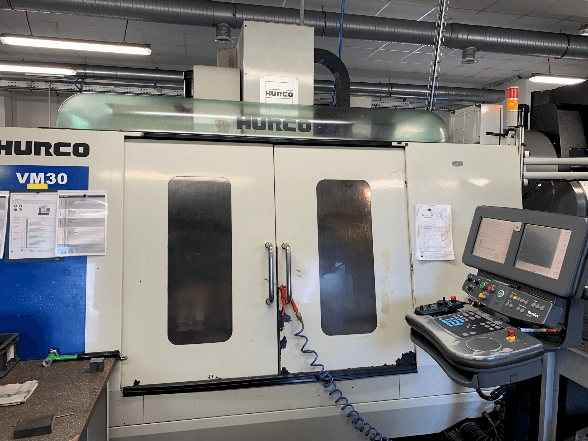 Frontansicht der Hurco VM30 Maschine