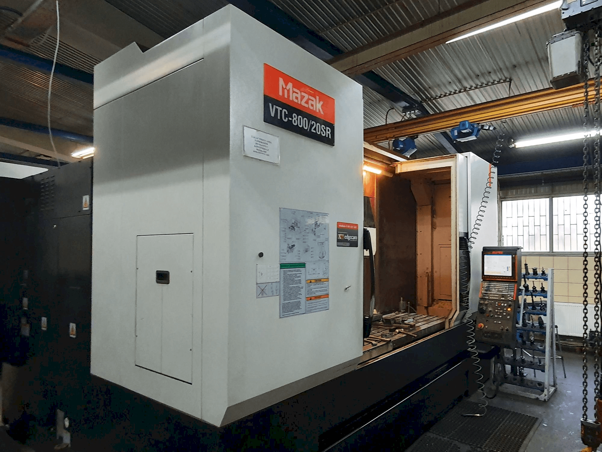 Frontansicht der Mazak VTC-800/20SR Maschine