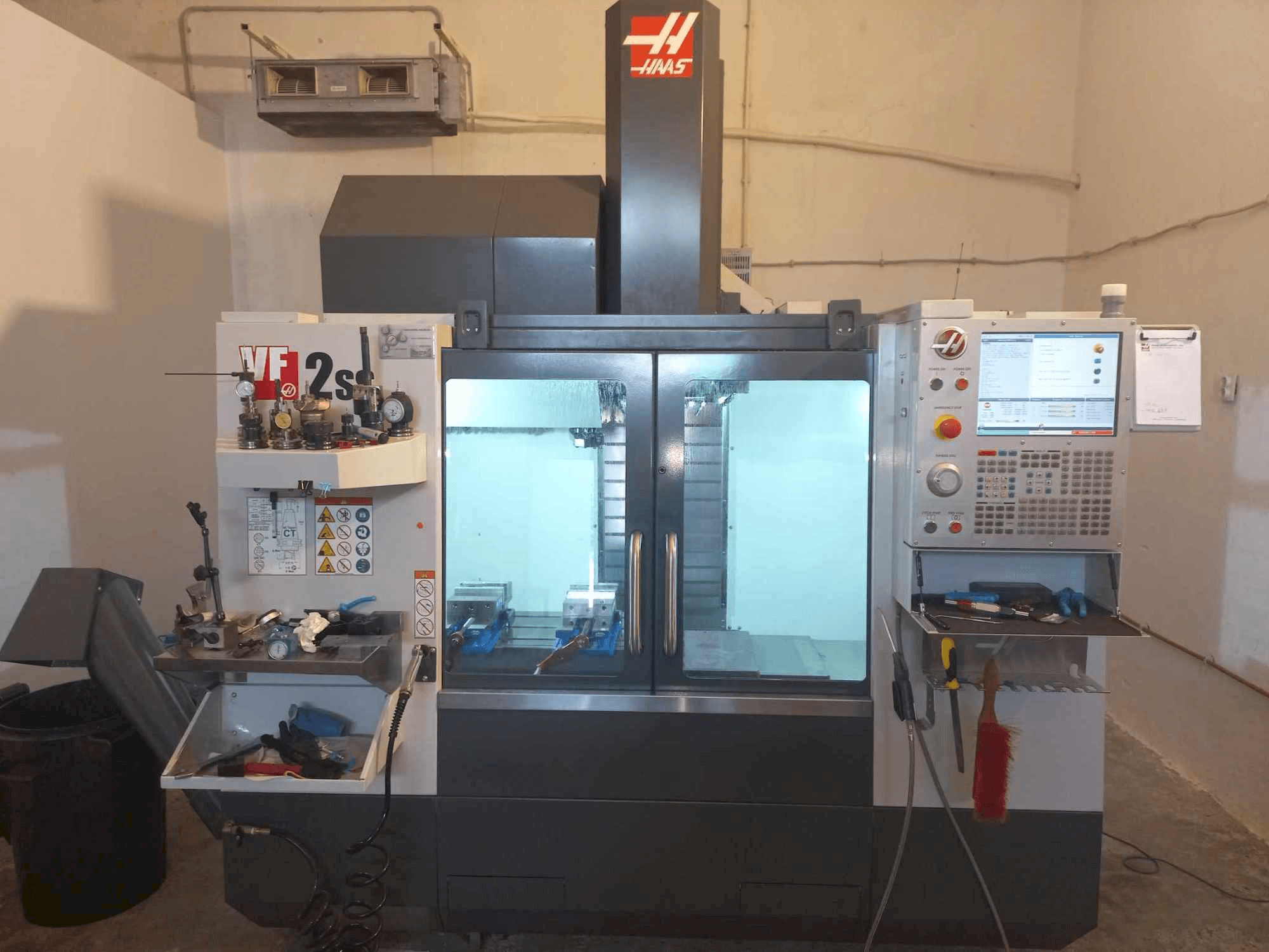 Frontansicht der HAAS VF 2 SS Maschine