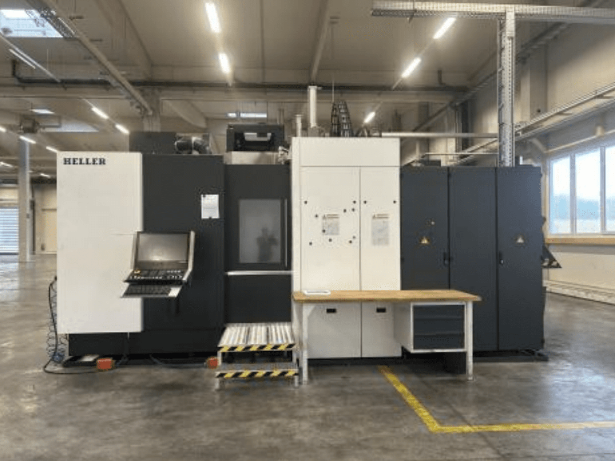 Horizontales Bearbeitungszentrum HELLER H5000, Vorderansicht mit Bedienfeld, Werkzeugmagazin und Arbeitstisch.
