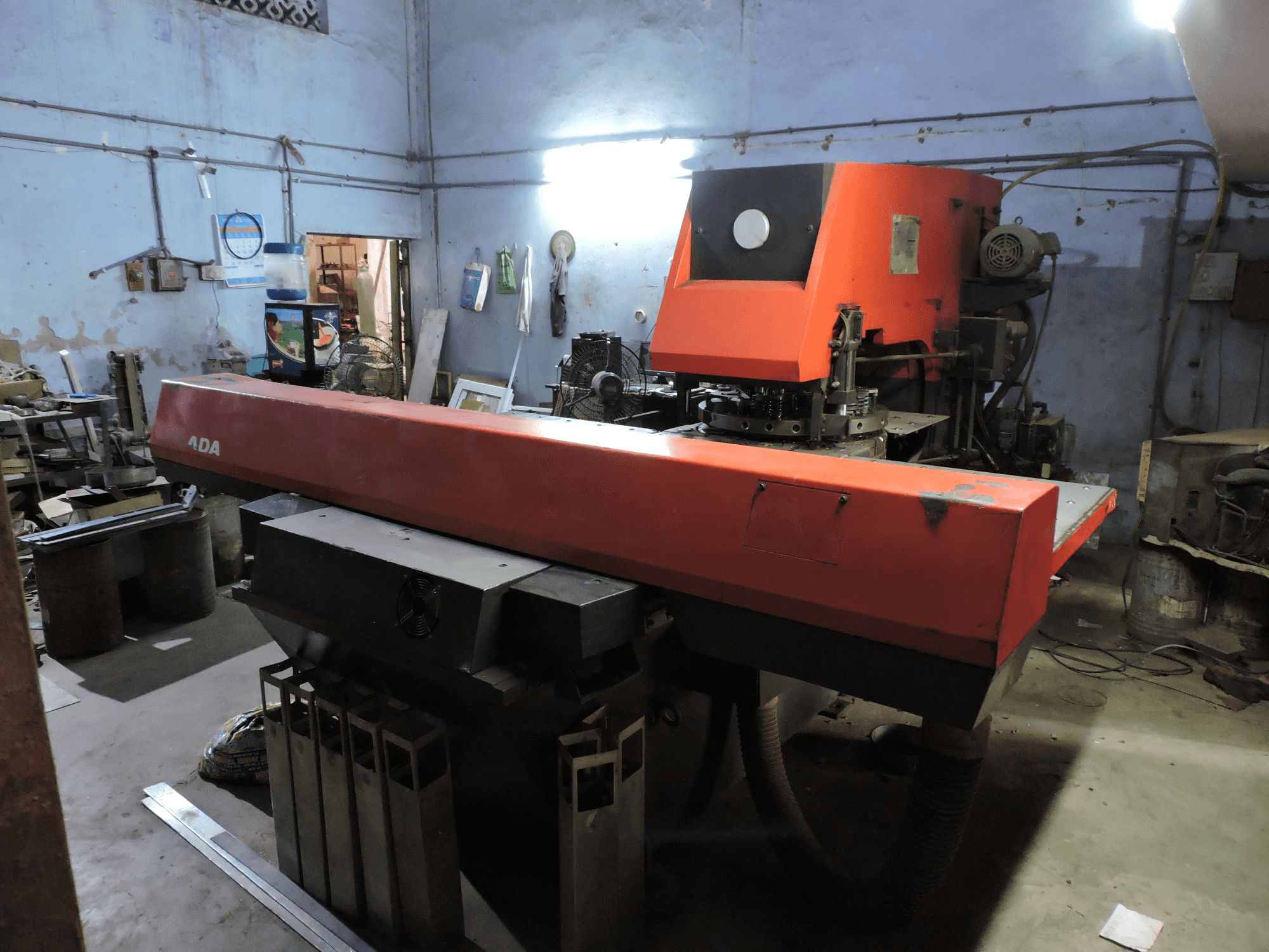 Rechte Ansicht der AMADA ARIES 245 Maschine