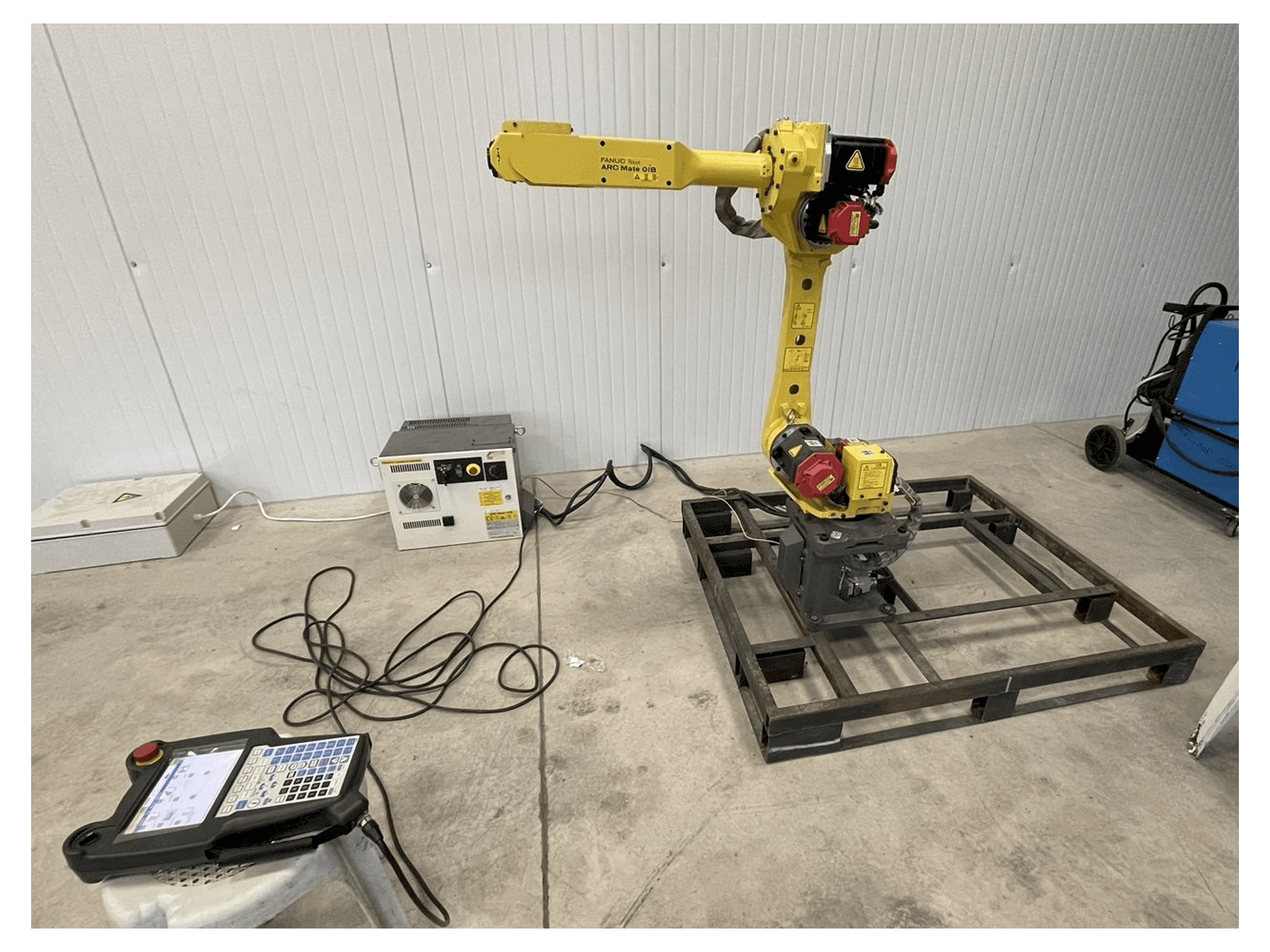 Frontansicht der FANUC Arc mate 0iB Maschine
