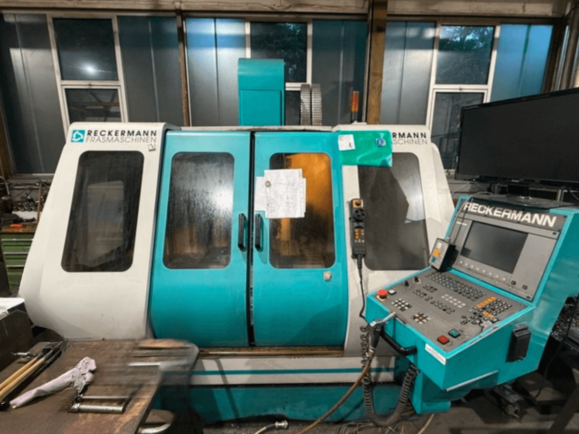 RECKERMANN VMC 850 Universal-Bearbeitungszentrum, Frontansicht mit Bedienfeld und Glastüren.
