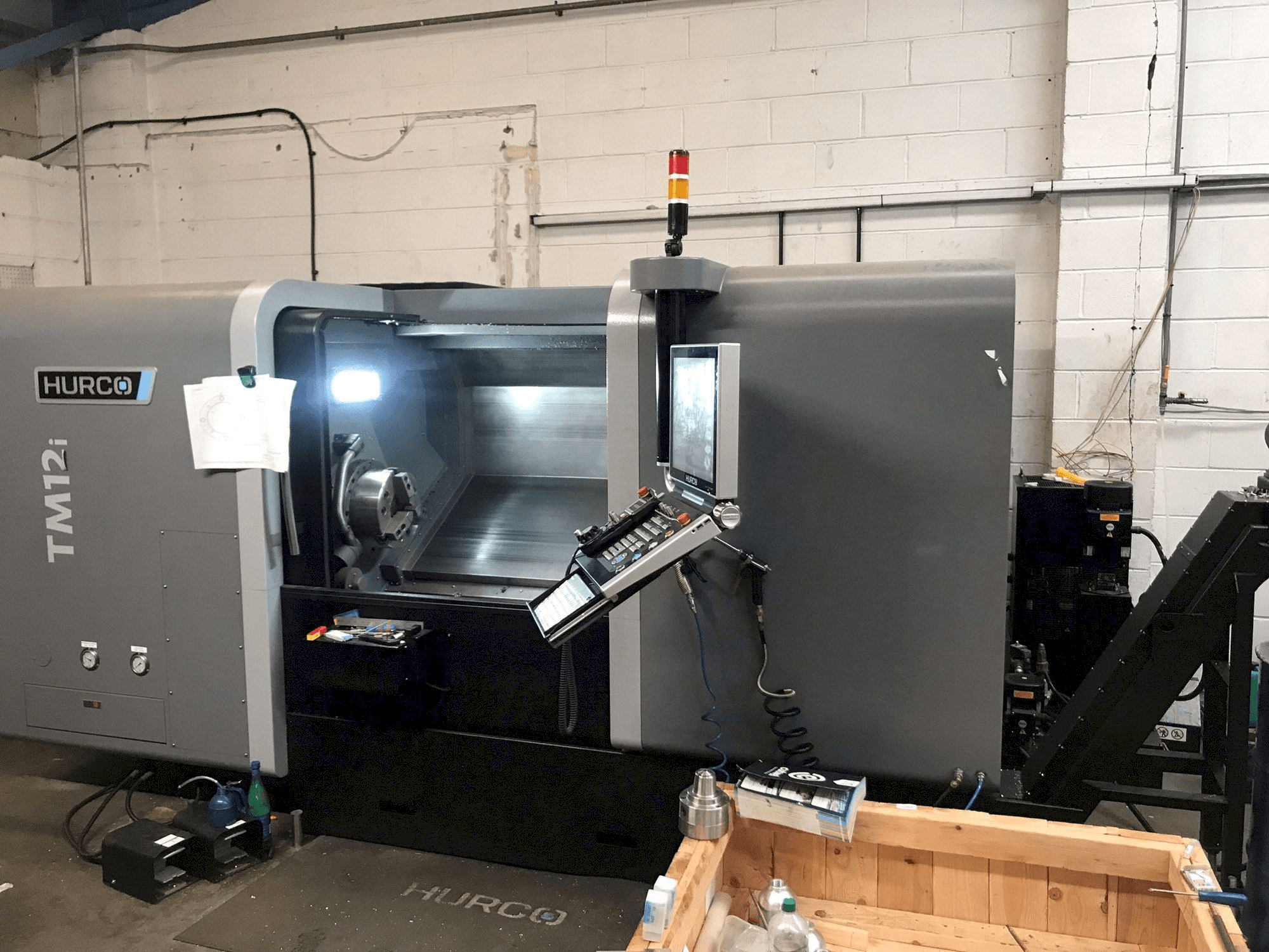 Frontansicht der Hurco TM12i Maschine