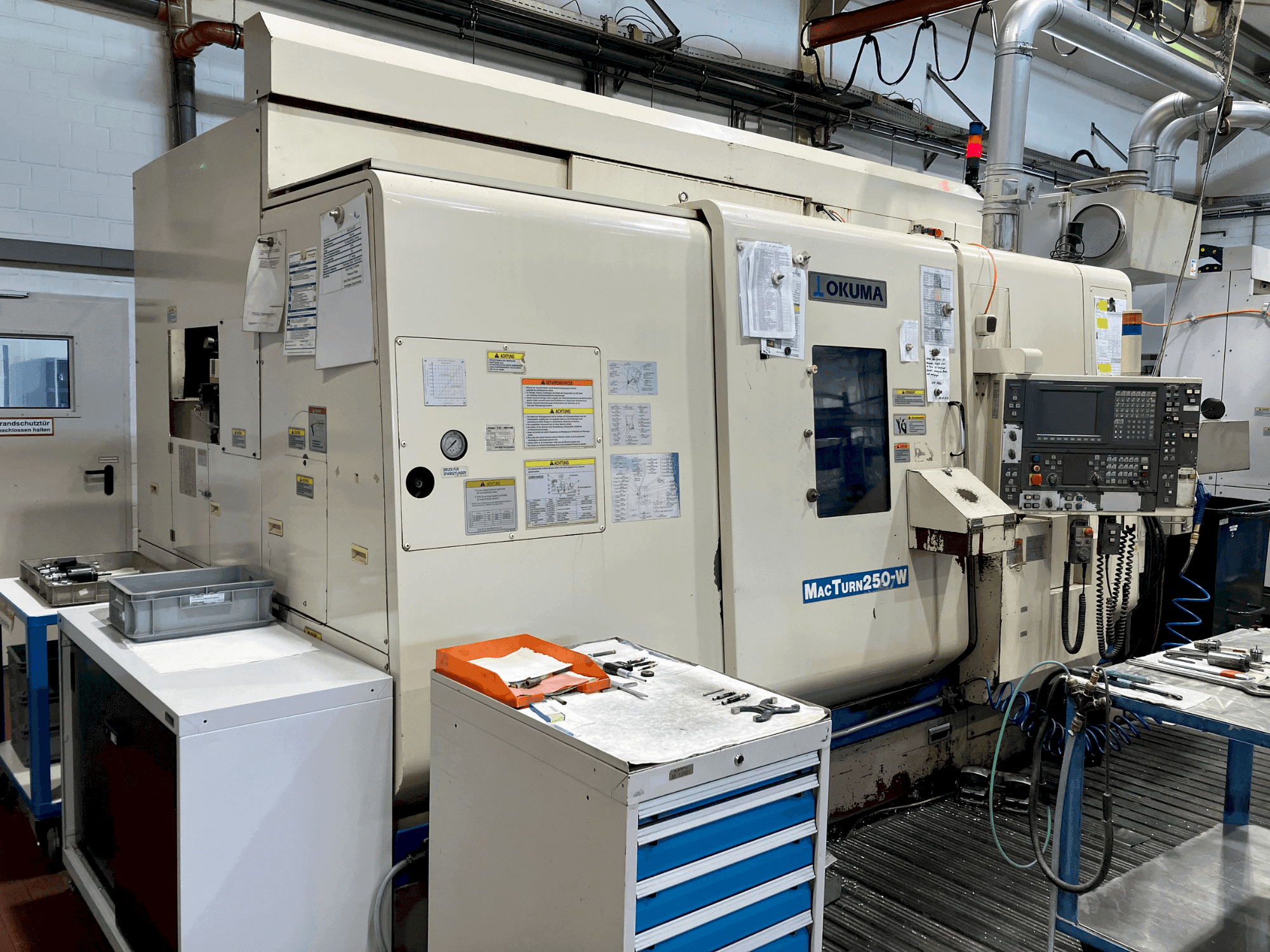 Frontansicht der Okuma MacTurn 250-W Maschine