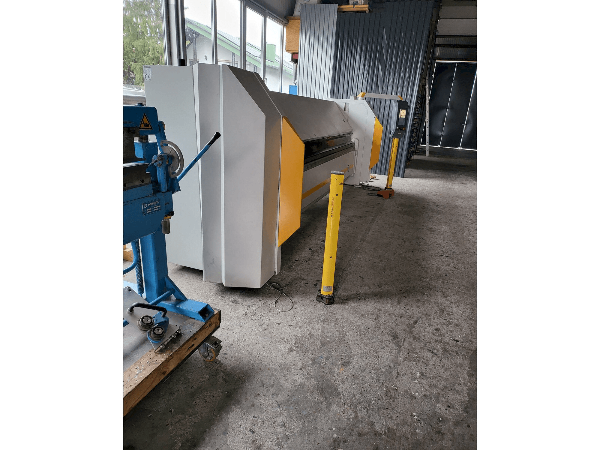 Linke Ansicht der RAS FLEXIbend 73.40 Maschine