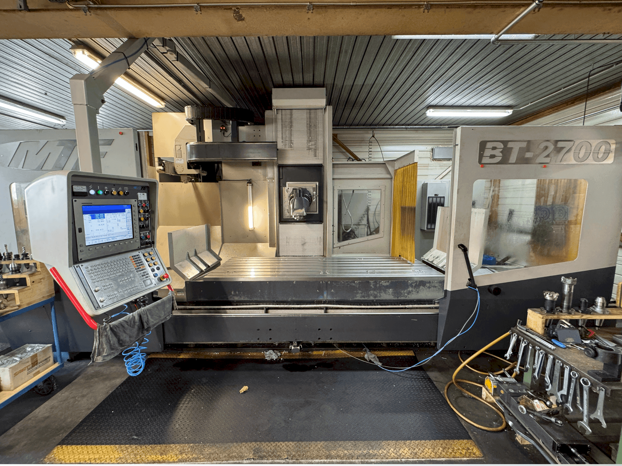 Frontansicht der MTE BT-2700 Maschine