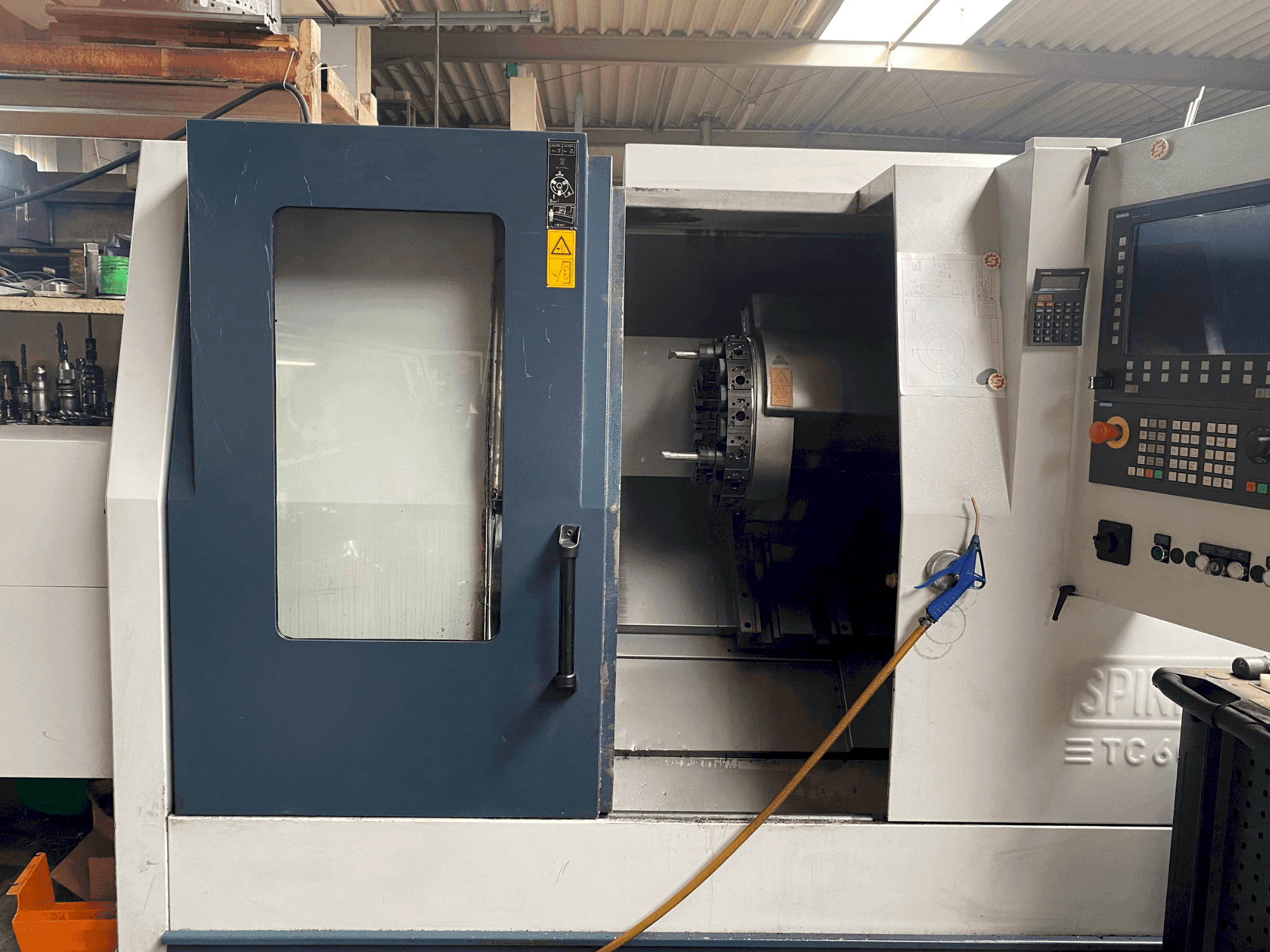 Frontansicht der SPINNER TC 600-65MC Maschine