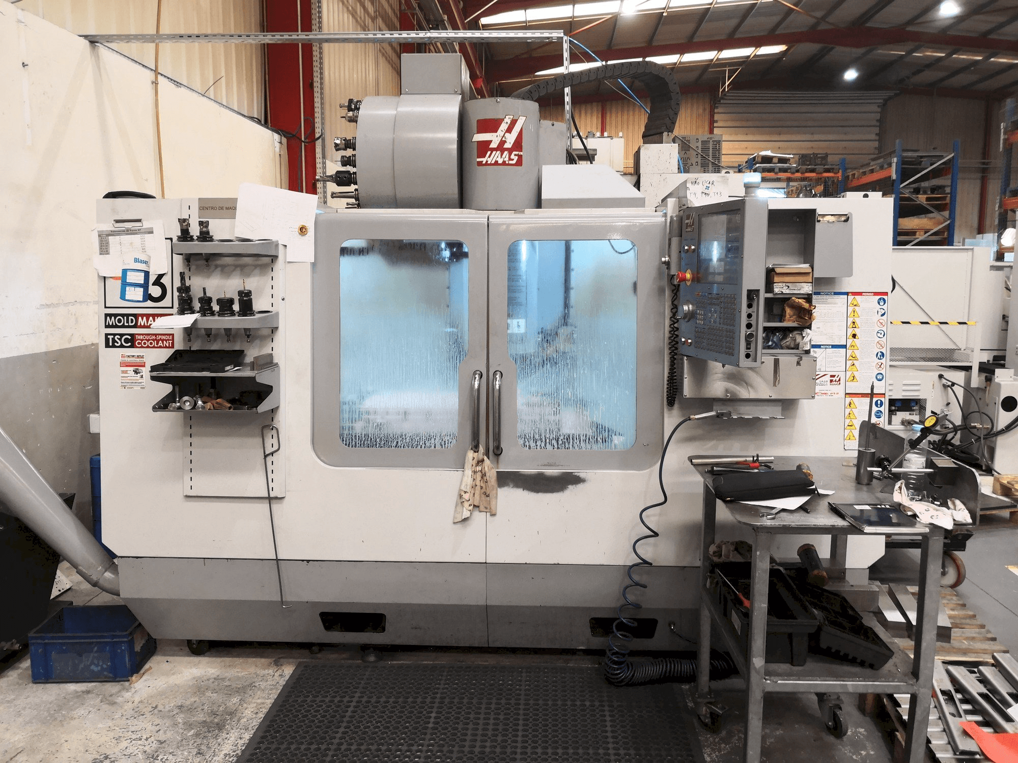 Frontansicht der HAAS VM3 Maschine