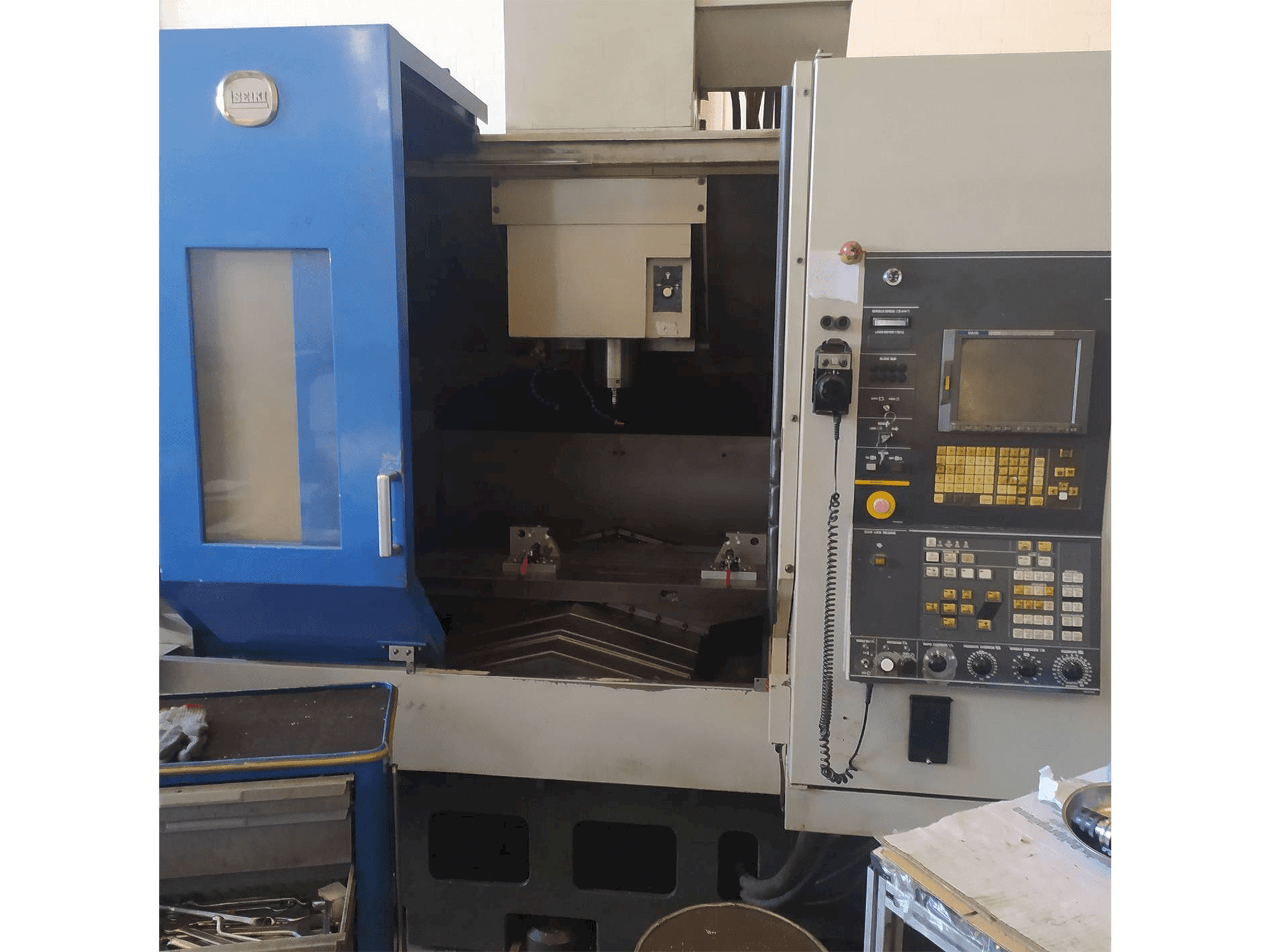 Frontansicht der HITACHI SEIKI VS50 Maschine