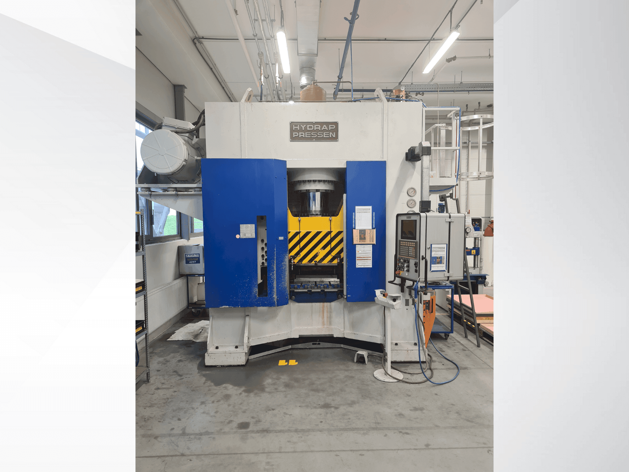 Frontansicht der HYDRAP HPDB 400 Maschine