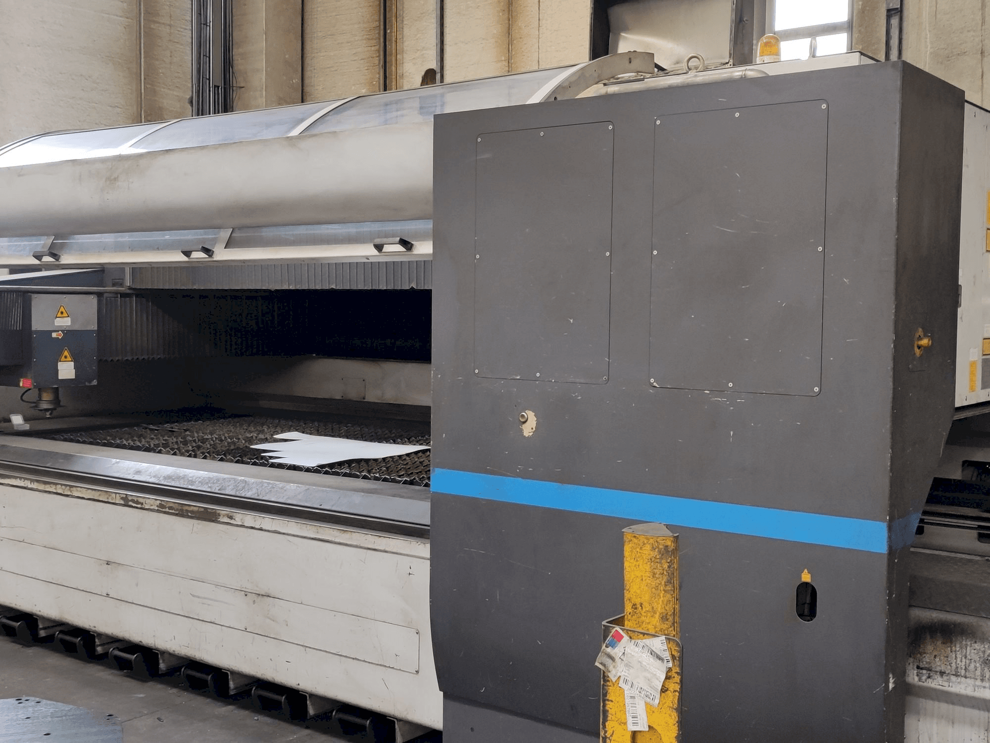 Frontansicht der LVD AXEL 3015 S Maschine