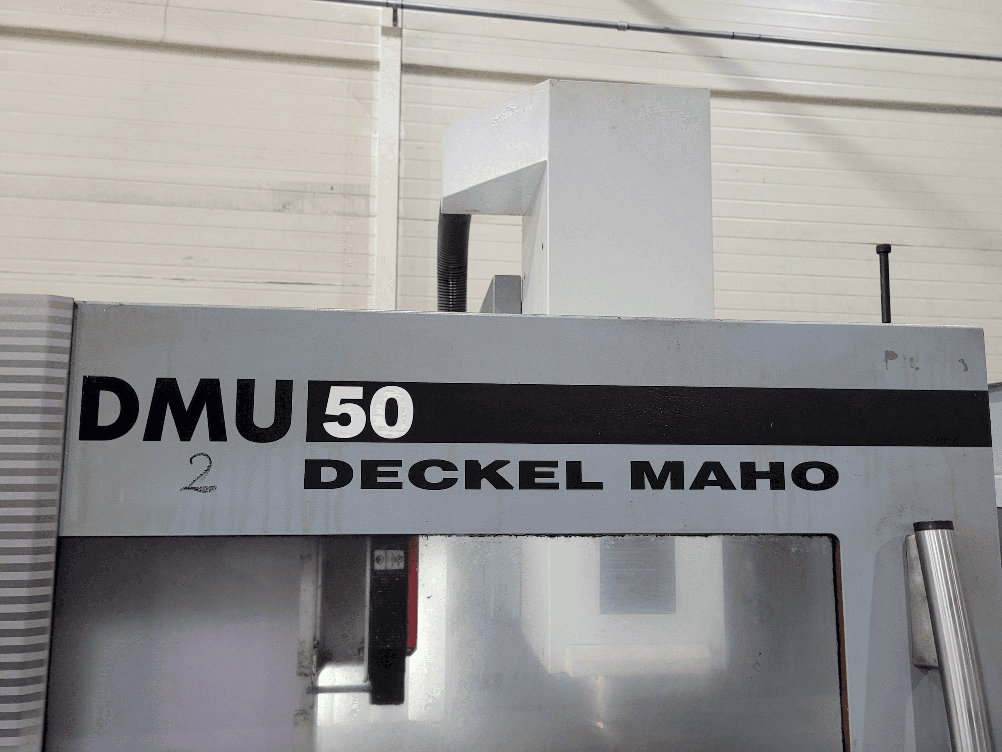 Frontansicht der DECKEL MAHO DMU 50 Maschine