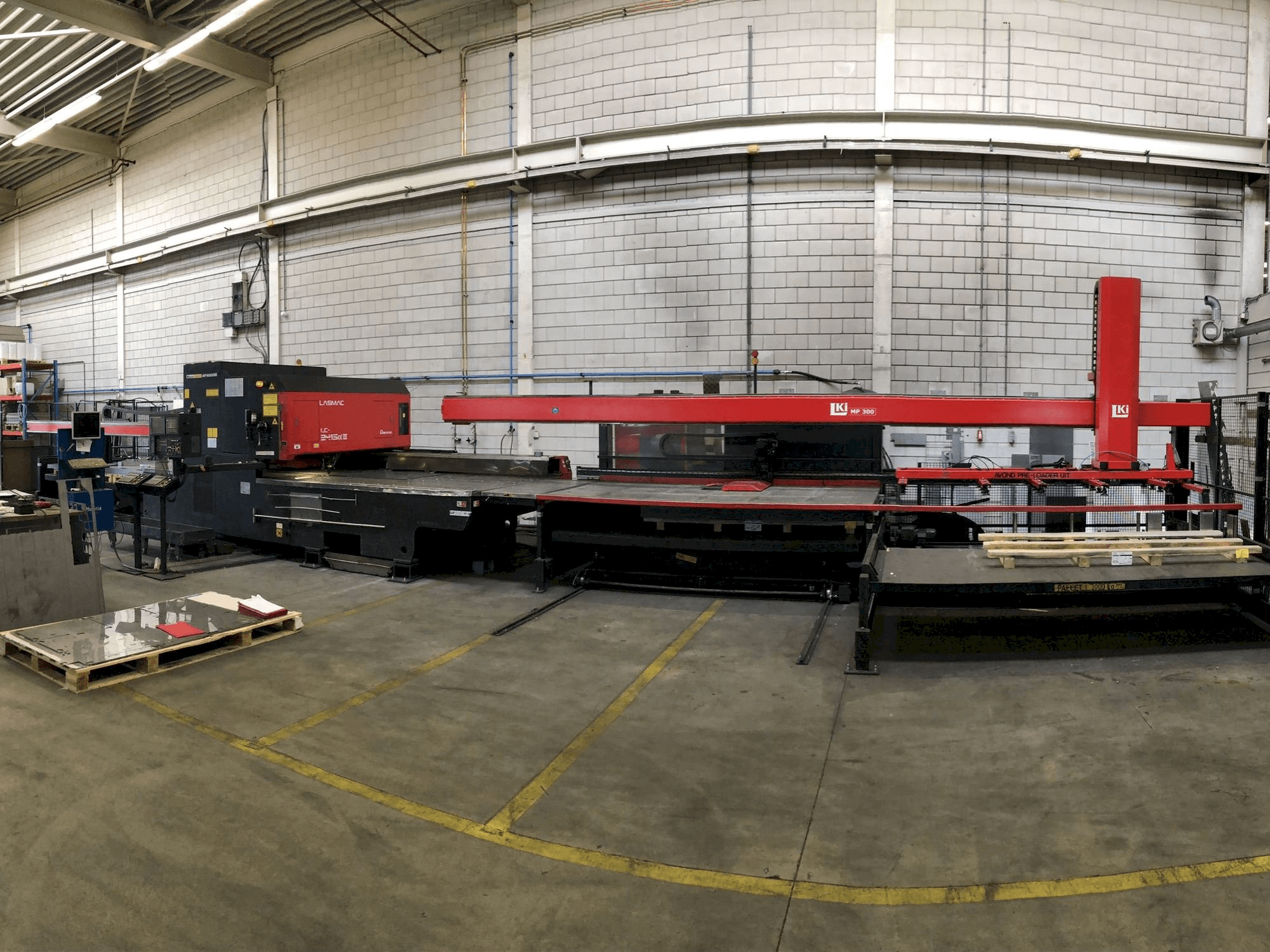Frontansicht der AMADA LC2415 ALPHA III Maschine