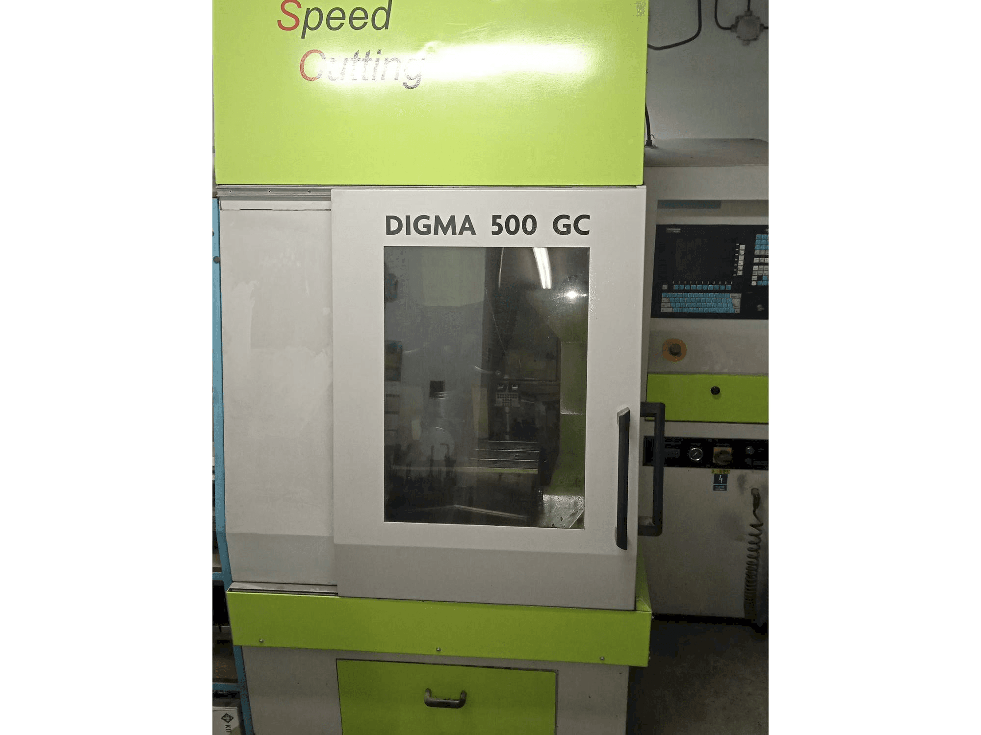Frontansicht der Exeron Digma 500 GC 5AX Maschine