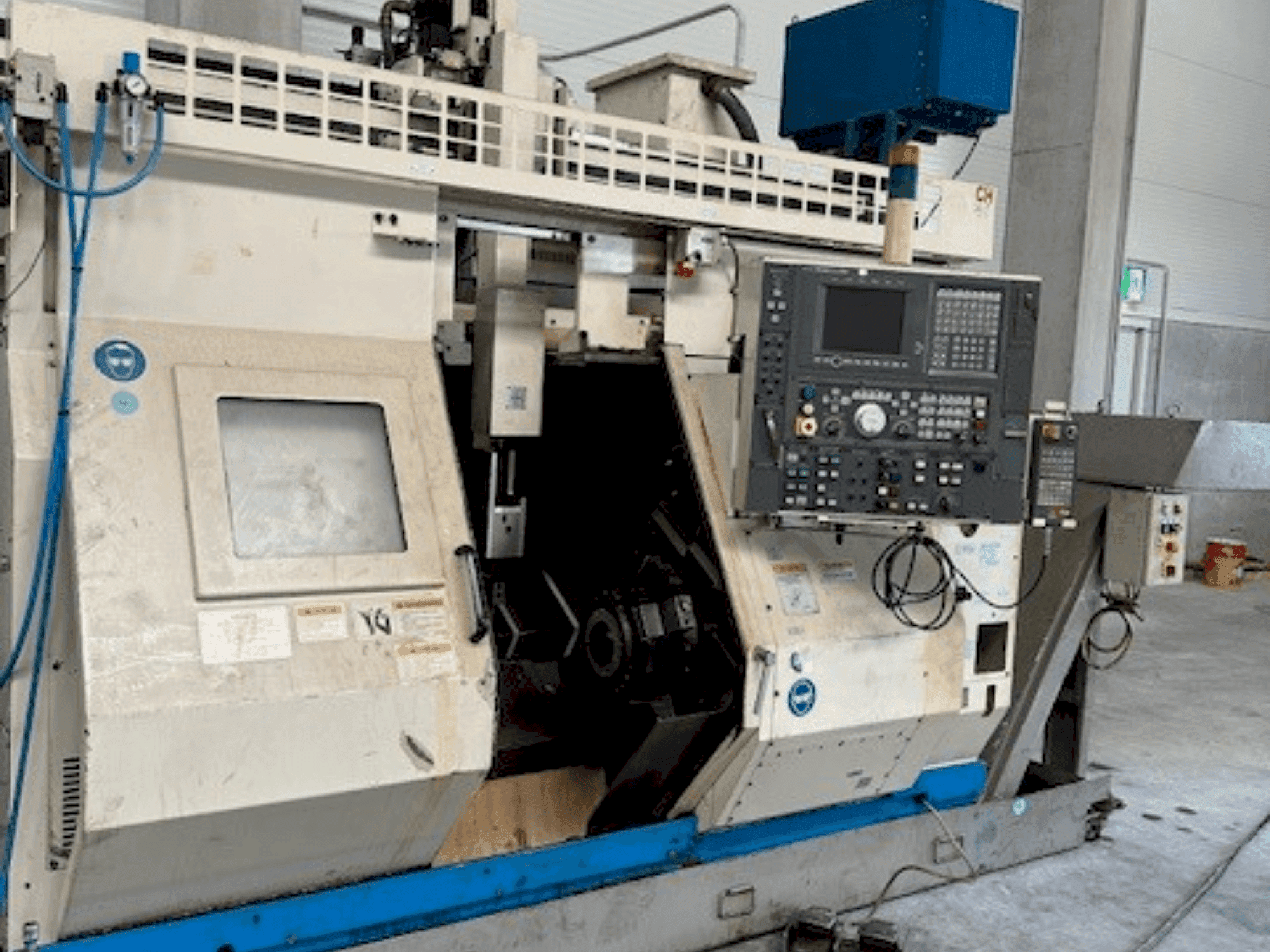 Frontansicht der Okuma LT10 Maschine