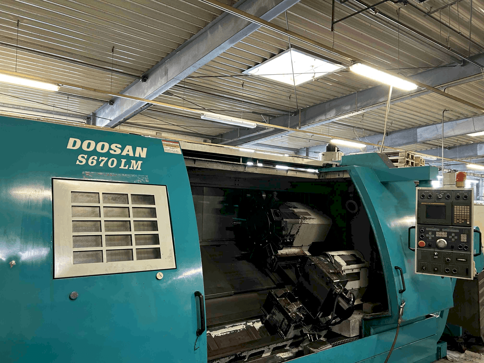 Frontansicht der DOOSAN S670 LM Maschine