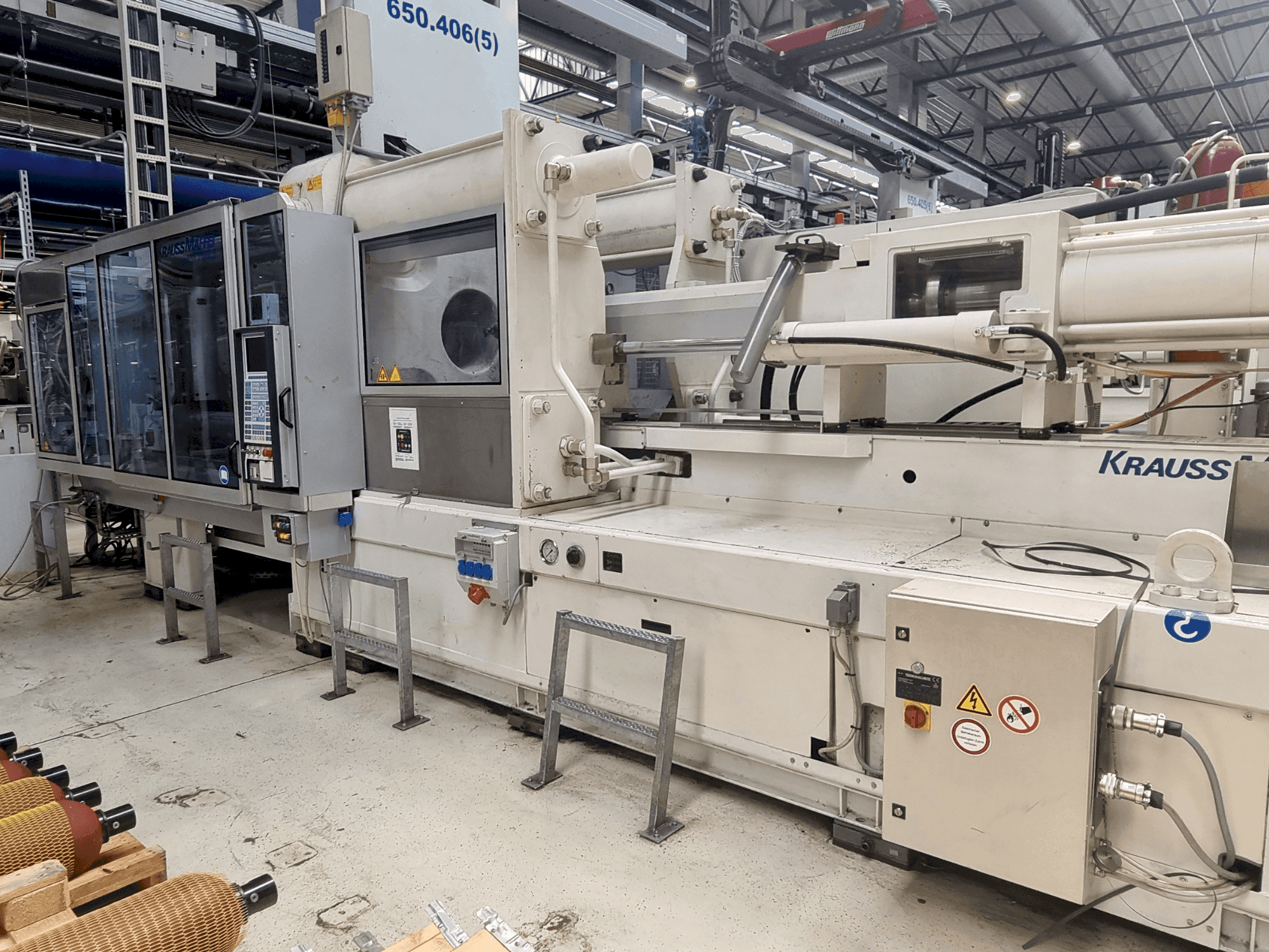 Frontansicht der Krauss Maffei 650-2700 C2 Maschine