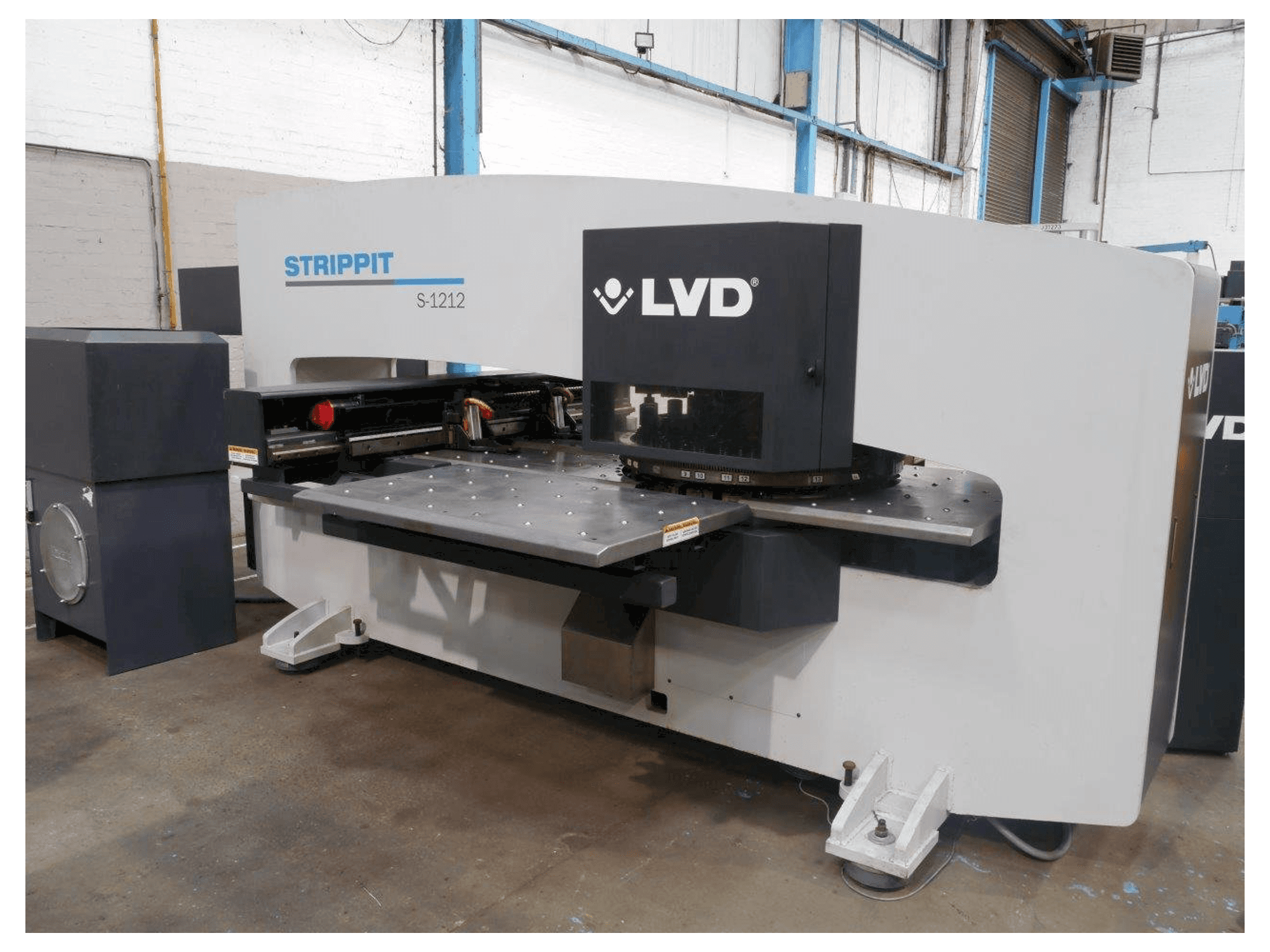 Frontansicht der LVD STRIPPIT S 1212 Maschine