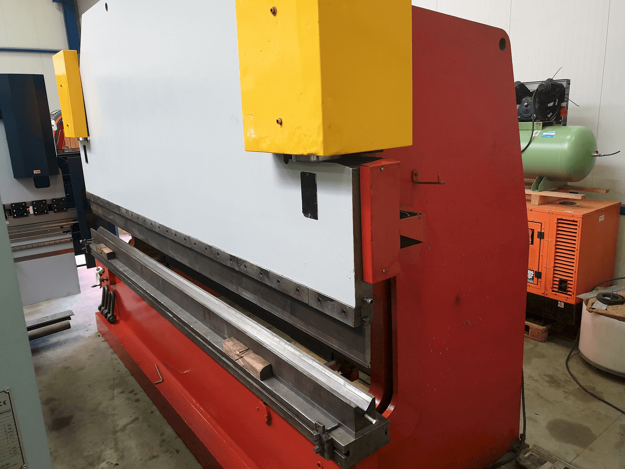 Rechte Ansicht der Darley EHP 200 43/37 Maschine